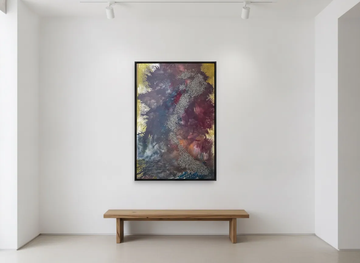 Elemental Veins (90 × 140 cm), técnica mista com acrílica e fragmentos metálicos sobre tela, em ambiente amplo e minimalista com iluminação de teto — Alyne Perfeito, Perfeito Studio